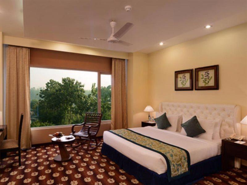 M B Greens Clarks Inn Moradabad Bagian luar foto