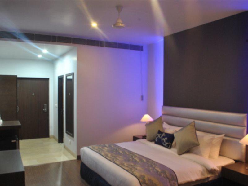 M B Greens Clarks Inn Moradabad Bagian luar foto