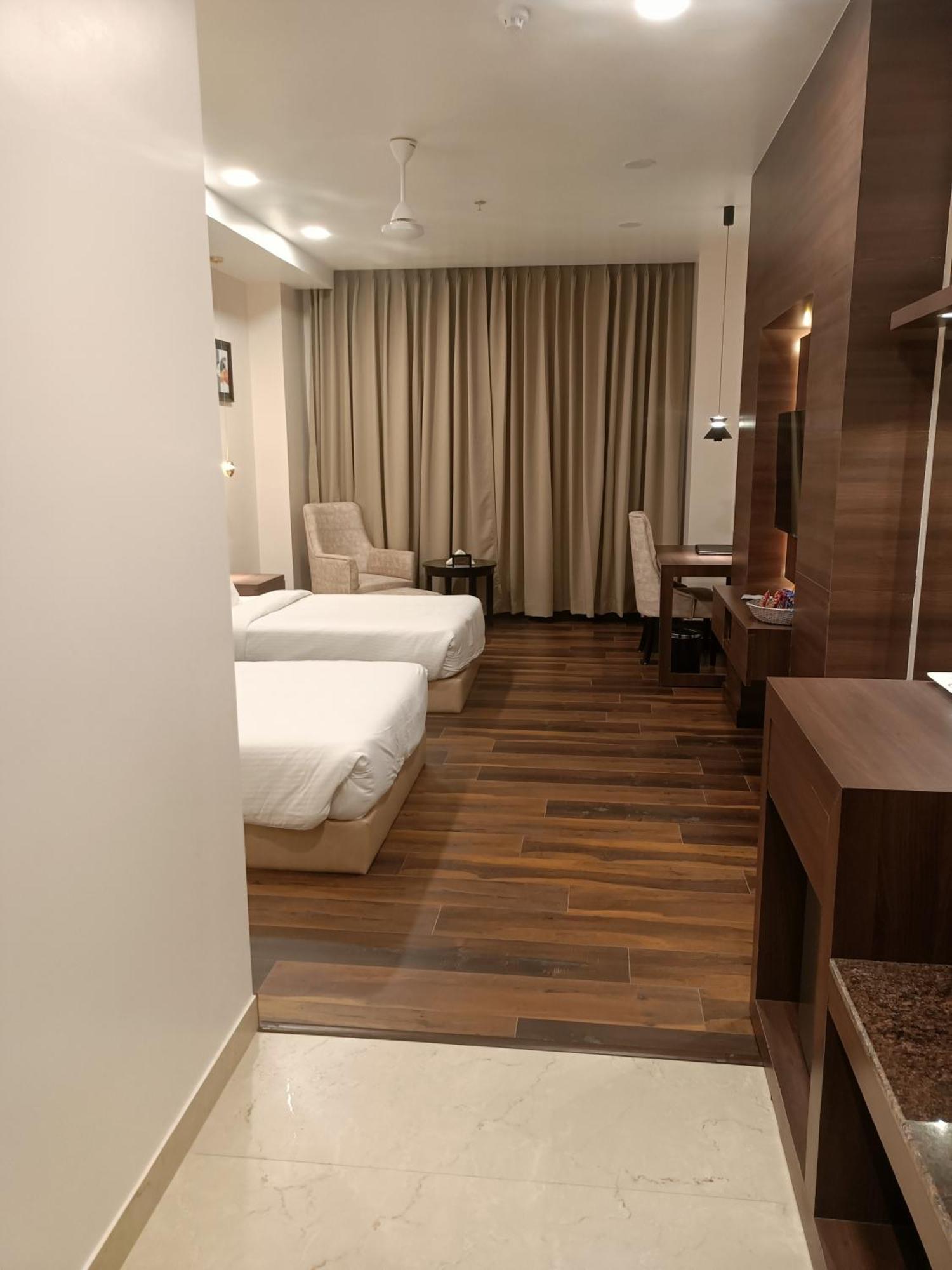 M B Greens Clarks Inn Moradabad Bagian luar foto