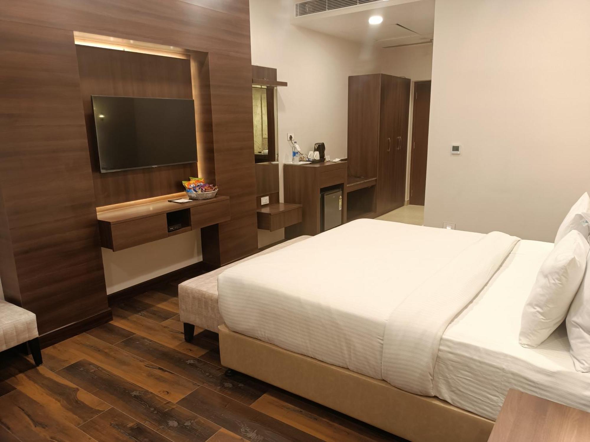 M B Greens Clarks Inn Moradabad Bagian luar foto