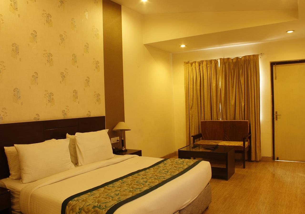 M B Greens Clarks Inn Moradabad Bagian luar foto