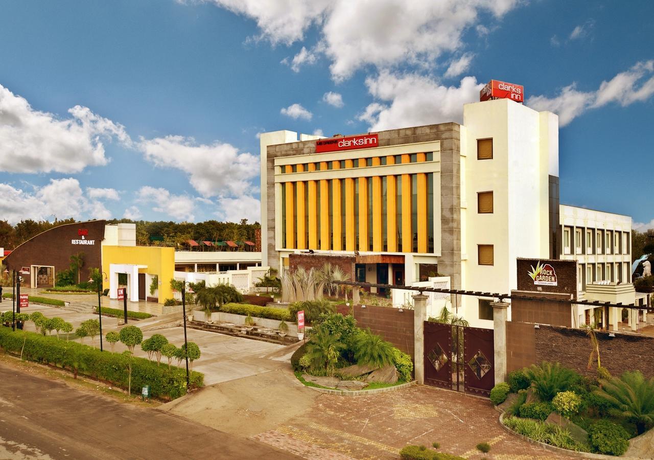 M B Greens Clarks Inn Moradabad Bagian luar foto