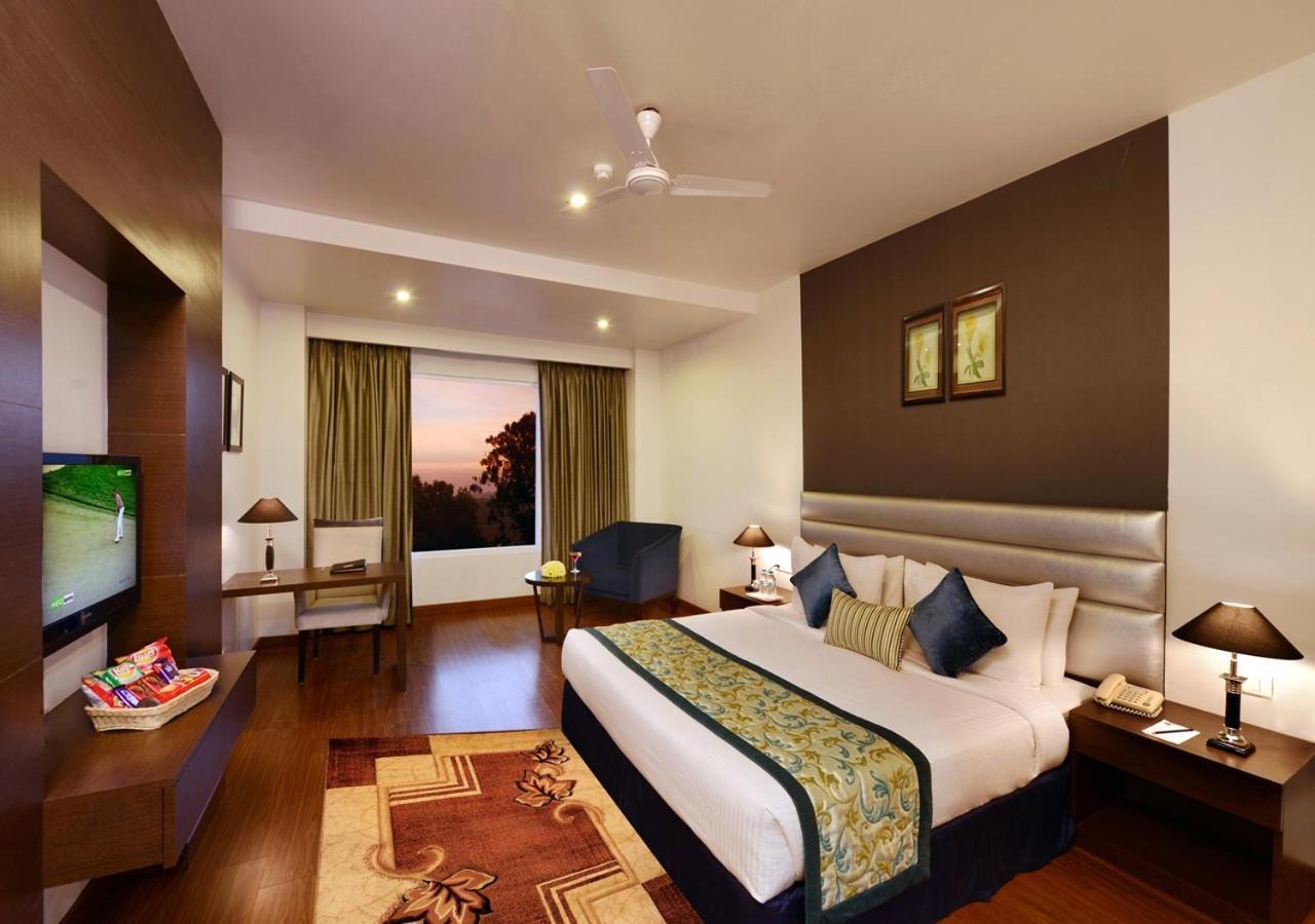 M B Greens Clarks Inn Moradabad Bagian luar foto